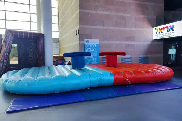 מתנפח "הפל אותי", על המתנפח יושבים 2 אנשים שמנסים להפיל אחד את השני, ממגוון המתנפחים של דקל הפקות.